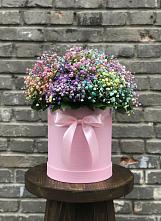 Цветочная композиция из Гипсофила и Розы в шляпной коробке в Елизаветинской Ростовской области