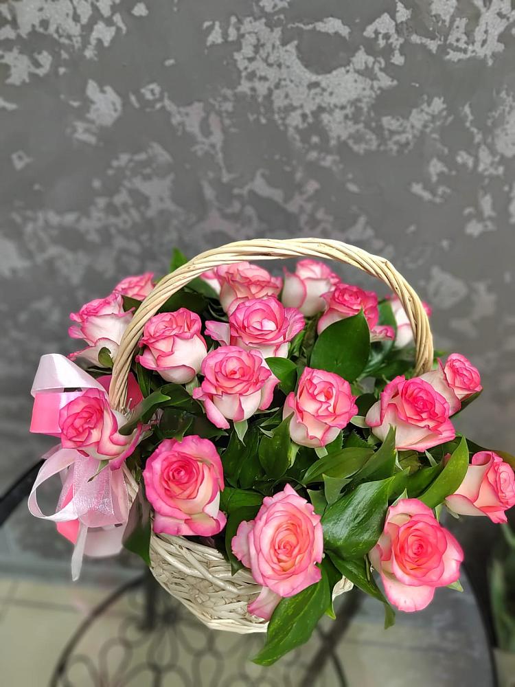 Цветочная композиция из Розы в корзине в Елизаветинской Ростовской области