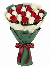 Букет Микс из красных и белых роз в Елизаветинской Ростовской области