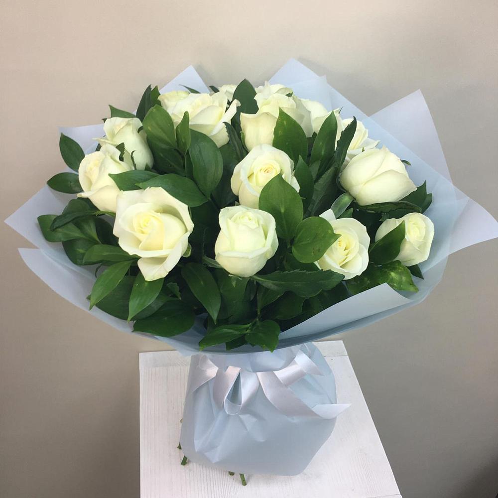 Букет 15 Белых роз Проуд в Елизаветинской Ростовской области