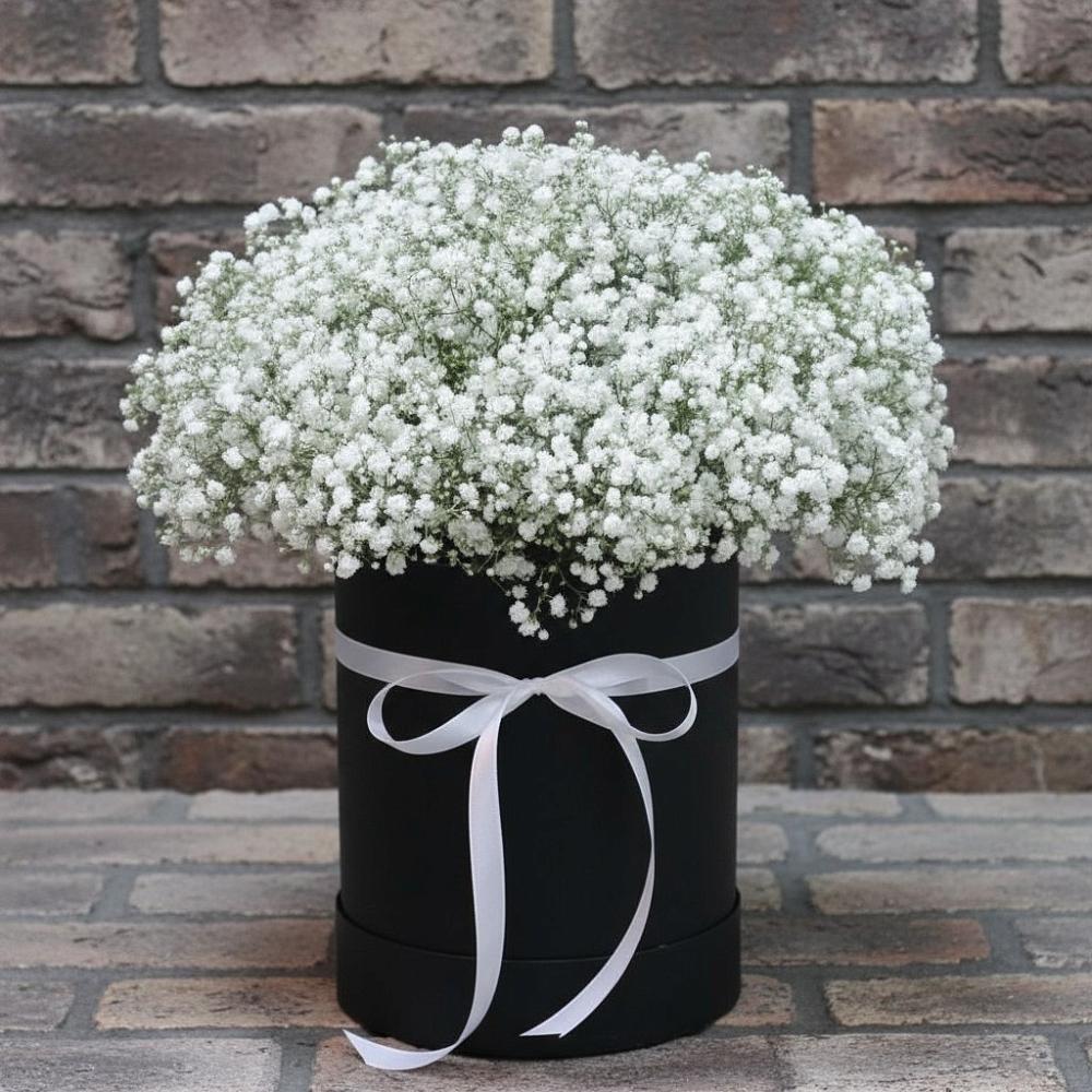 Цветочная композиция из Гипсофила в шляпной коробке в Елизаветинской Ростовской области