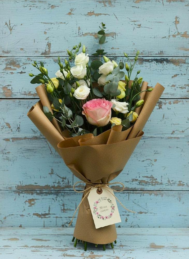 Букет цветов из: Розы и Лизиантусы в Елизаветинской Ростовской области