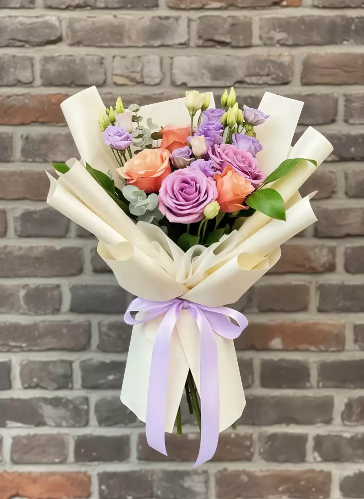 Букет цветов из: Лизиантусы и Розы в Елизаветинской Ростовской области