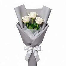 Букет 3 белые розы в Елизаветинской Ростовской области