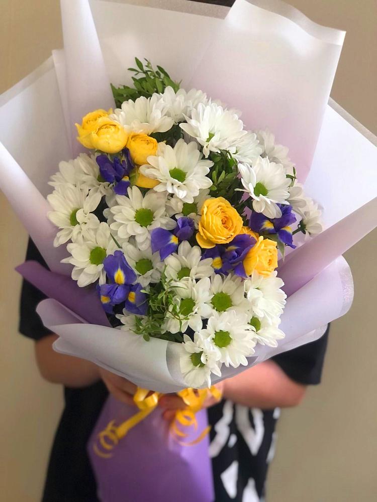 Букет цветов из: Ирисы, Хризантемы и Розы в Елизаветинской Ростовской области