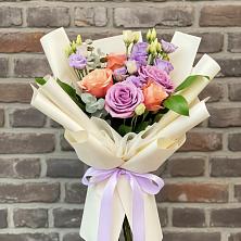 Букет цветов из:  Лизиантусы и Розы в Елизаветинской Ростовской области