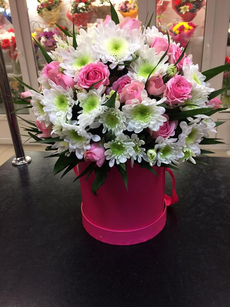 Цветочная композиция из Розы и Хризантемы в шляпной коробке в Елизаветинской Ростовской области