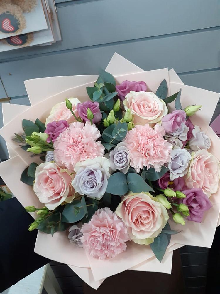 Букет цветов из: Розы, Гвоздики и Лизиантусы в Елизаветинской Ростовской области