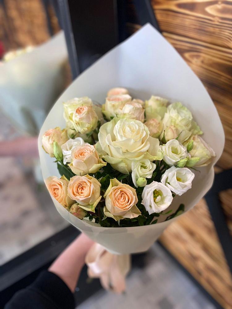 Букет цветов из: Розы и Лизиантусы в Елизаветинской Ростовской области